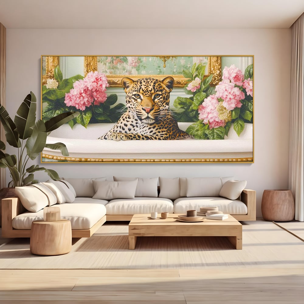 Tablou canvas cu tablou canvas cu leopard in cada, in rama de aluminiu auriu, pe perete intr-un living